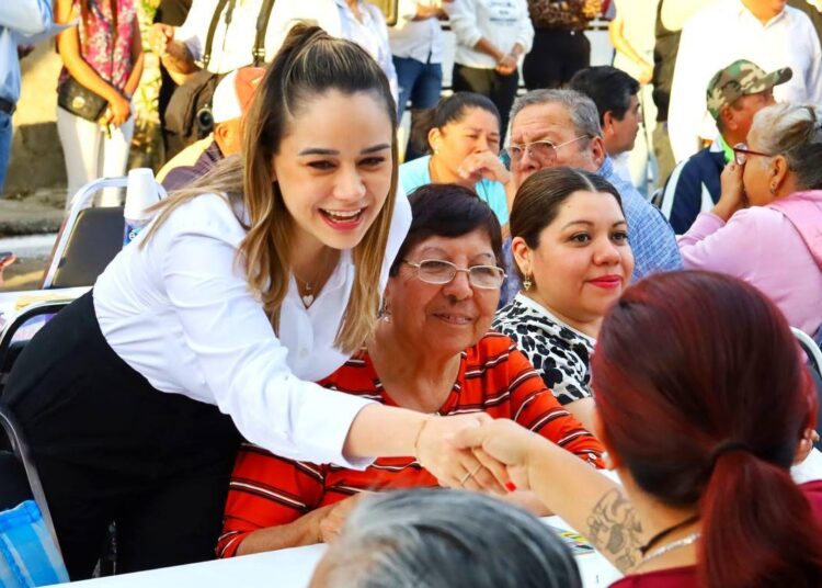 Lalo y Lucy Conviven con vecinos de la Treviño Zapata