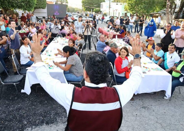 Lalo y Lucy Conviven con vecinos de la Treviño Zapata