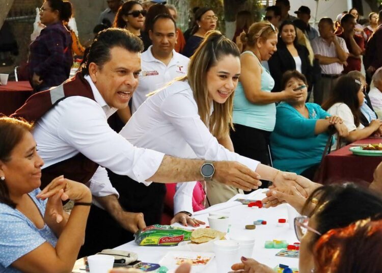 Lalo y Lucy Conviven con vecinos de la Treviño Zapata