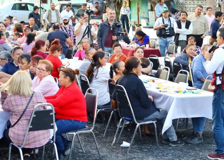 Lalo y Lucy Conviven con vecinos de la Treviño Zapata