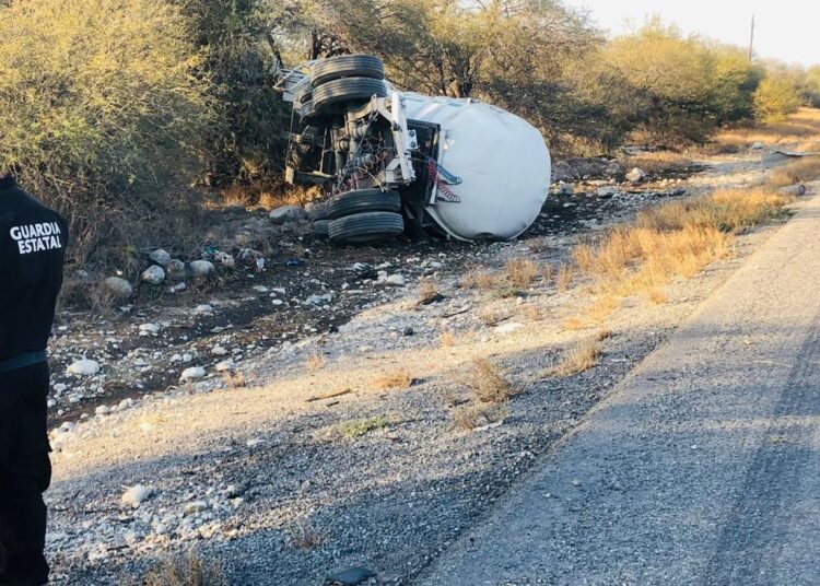 Se desprende pipa con gasolina en Jaumave