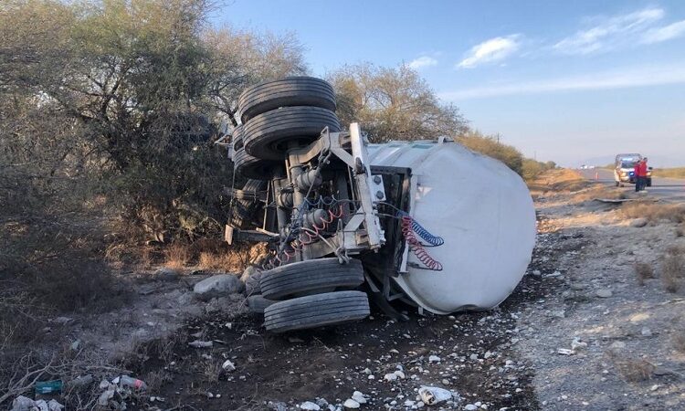 Se desprende pipa con gasolina en Jaumave