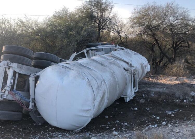 Se desprende pipa con gasolina en Jaumave