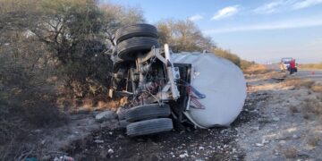 Se desprende pipa con gasolina en Jaumave