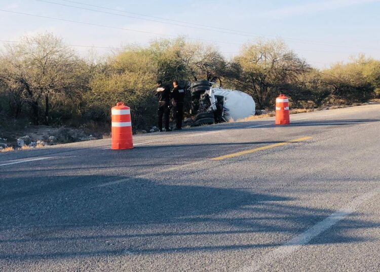 Se desprende pipa con gasolina en Jaumave