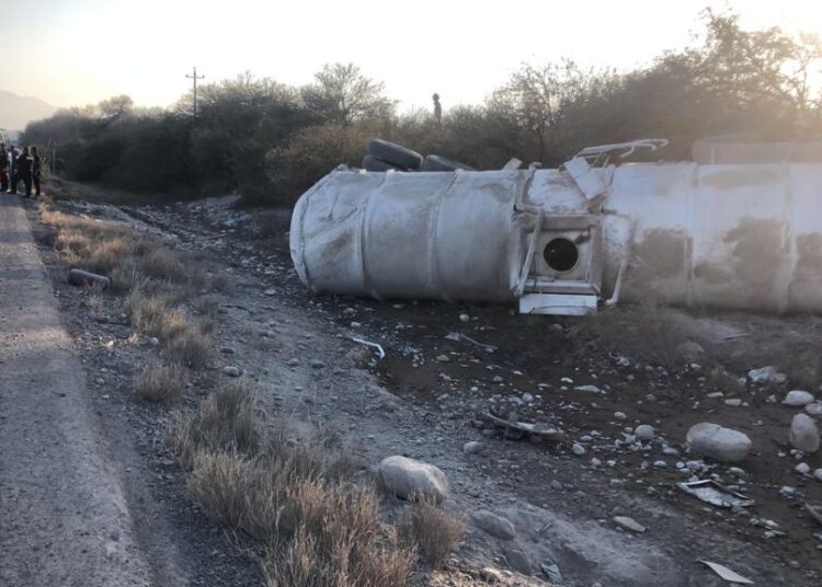 Se desprende pipa con gasolina en Jaumave