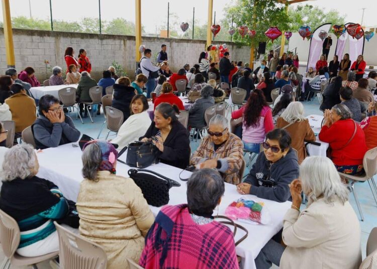 En Victoria, Municipio y DIF festejan Día del Amor y la Amistad con abuelitos