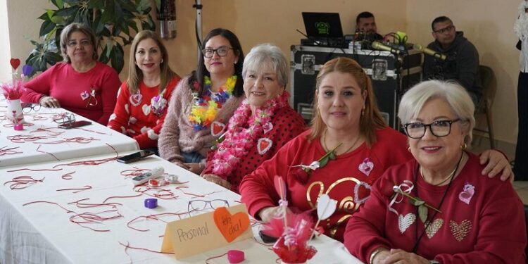 En NLD, celebran con festival, a abuelitos de Casa Club, por San Valentín