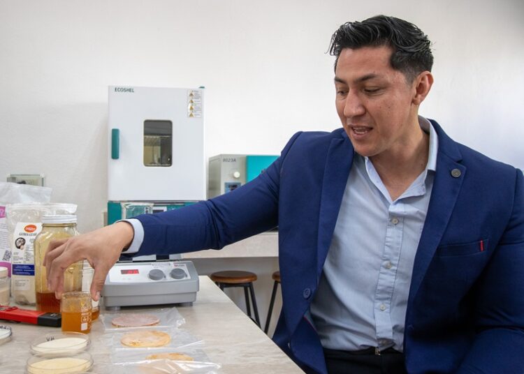 Elaboran en la UAT innovadores productos derivados de la miel de abeja
