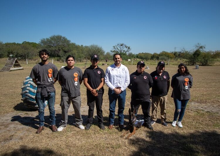 Estudiante de la UAT aporta su experiencia en adiestramiento canino al servicio comunitario