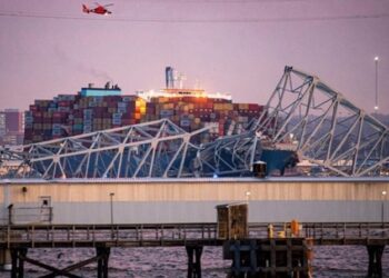 Momento exacto en que barco destruye puente vehicular en Baltimore