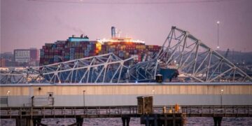 Momento exacto en que barco destruye puente vehicular en Baltimore