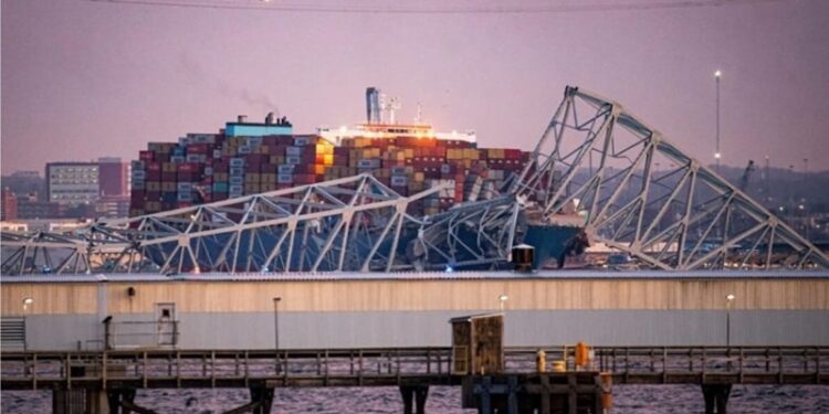 Momento exacto en que barco destruye puente vehicular en Baltimore