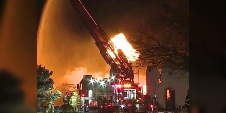 Reportaron un voraz incendio y explosiones en Michigan