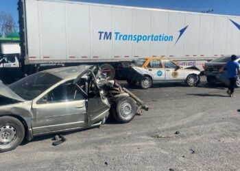 Tráiler choca a varios vehículos, se incendia, y muere mujer en Escobedo