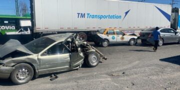 Tráiler choca a varios vehículos, se incendia, y muere mujer en Escobedo