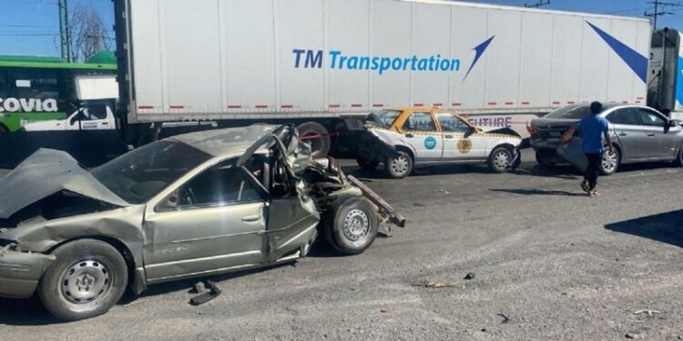 Tráiler choca a varios vehículos, se incendia, y muere mujer en Escobedo