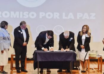 Claudia, Xóchitl y Jorge Álvarez Máynez firman por la paz con la Iglesia católica