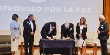 Claudia, Xóchitl y Jorge Álvarez Máynez firman por la paz con la Iglesia católica