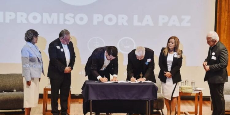 Claudia, Xóchitl y Jorge Álvarez Máynez firman por la paz con la Iglesia católica