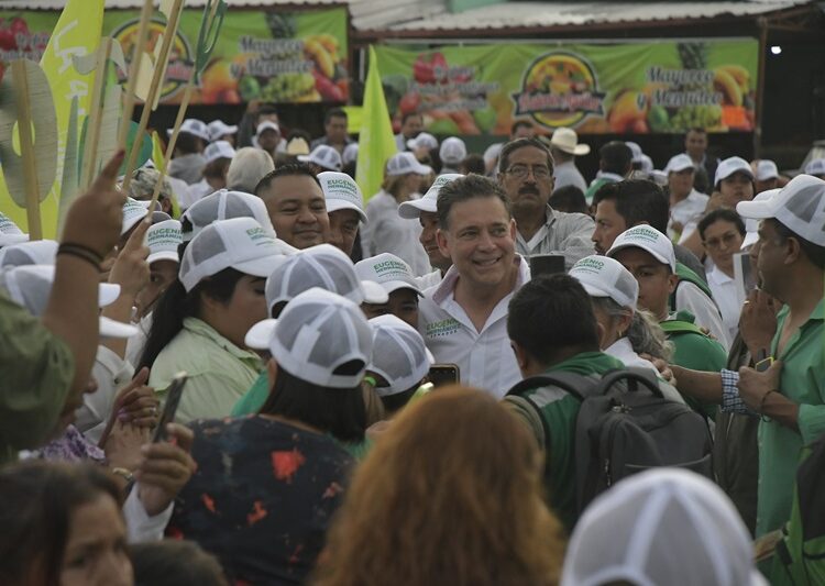 Entre porras y batucada reciben a Geño en la Ampliación Libertad