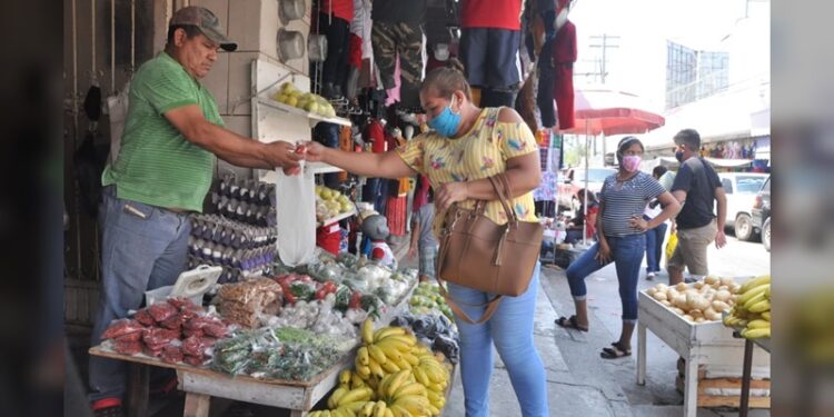 Denuncian ambulantes de victoria “competencia desleal”