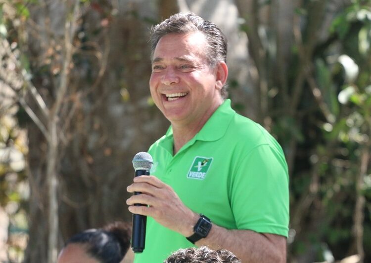 En un mes, Eugenio Hernández ha recorrido 5,685 kilómetros rumbo al Senado