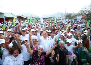 Entre porras y batucada reciben a Geño en la Ampliación Libertad