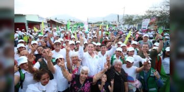 Entre porras y batucada reciben a Geño en la Ampliación Libertad