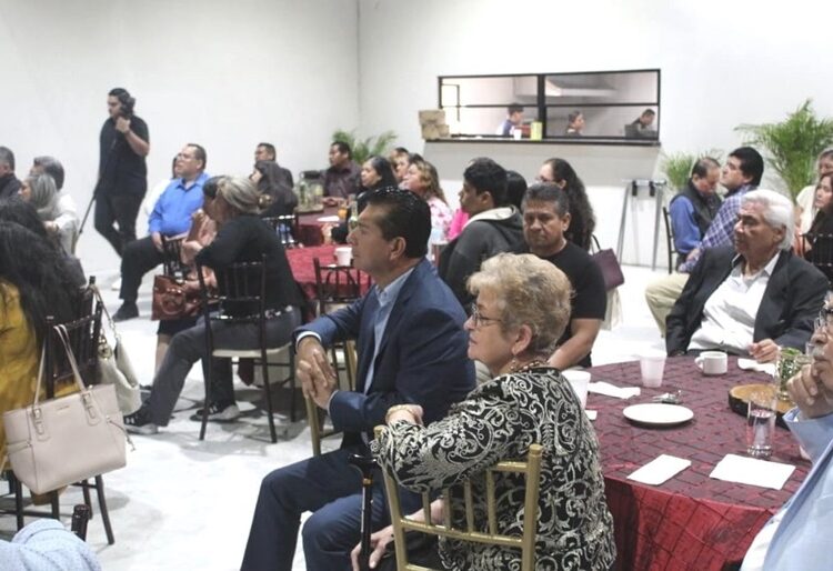 Francisco Chavira se reúne con pastores de Nuevo Laredo