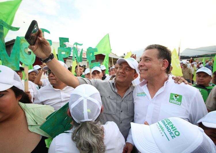 Entre porras y batucada reciben a Geño en la Ampliación Libertad