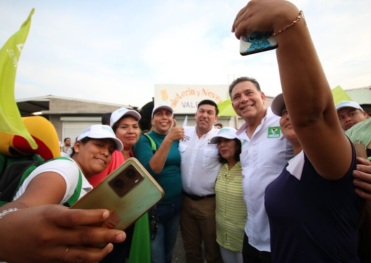 Entre porras y batucada reciben a Geño en la Ampliación Libertad