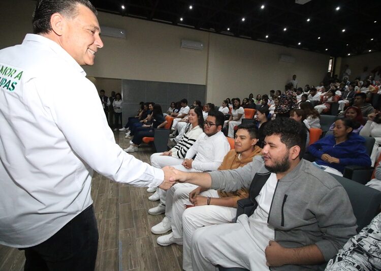 “Geño” y Maki van por titulación profesional gratuita