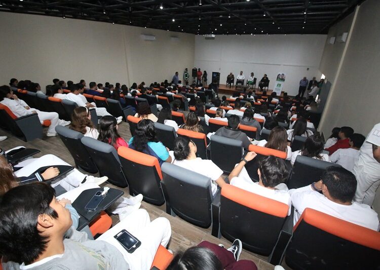 “Geño” y Maki van por titulación profesional gratuita