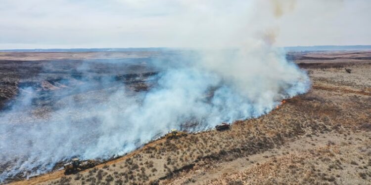 Texas lucha por contener incendios ante amenaza de fuertes vientos