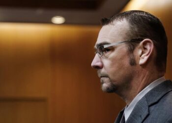 Declaran culpable al padre del joven que mató a 4 estudiantes en Michigan