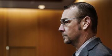 Declaran culpable al padre del joven que mató a 4 estudiantes en Michigan