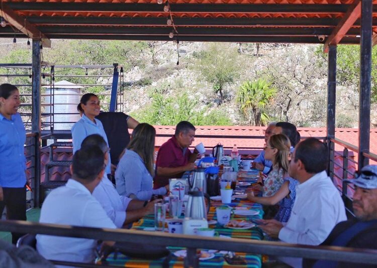 Lalo y Lucy visitan el mercado artesanal de Altas Cumbres