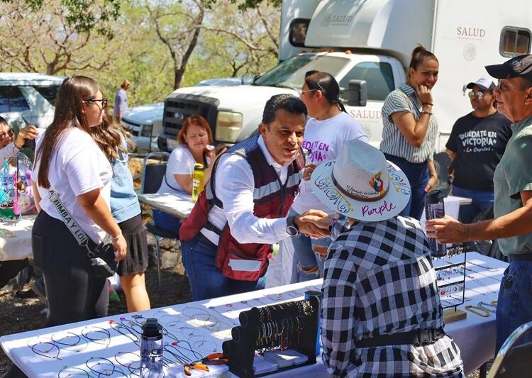Lalo y Lucy visitan el mercado artesanal de Altas Cumbres