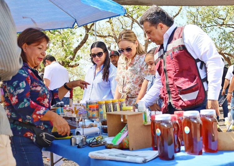 Lalo y Lucy visitan el mercado artesanal de Altas Cumbres