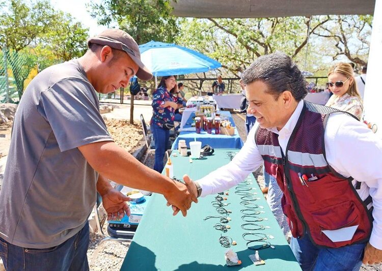 Lalo y Lucy visitan el mercado artesanal de Altas Cumbres