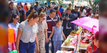 Lalo y Lucy visitan el mercado artesanal de Altas Cumbres