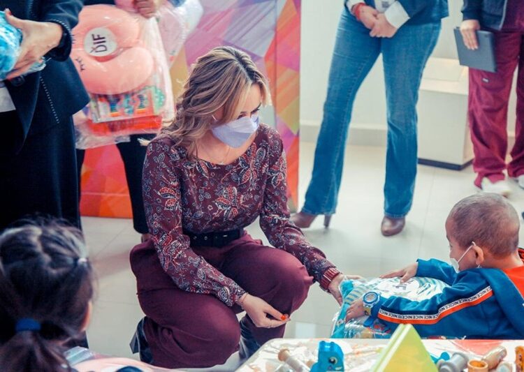 Lleva Lucy de Gattás esperanza y alegría al Hospital Infantil