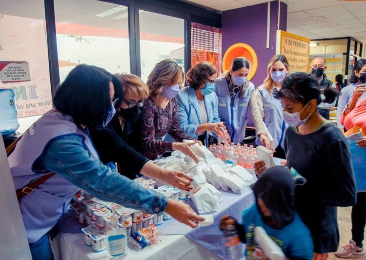 Lleva Lucy de Gattás esperanza y alegría al Hospital Infantil