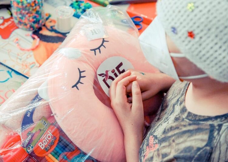 Lleva Lucy de Gattás esperanza y alegría al Hospital Infantil