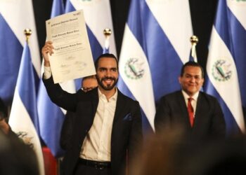 Bukele recibe las credenciales como presidente reelecto de El Salvador para 5 años más