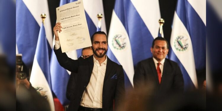 Bukele recibe las credenciales como presidente reelecto de El Salvador para 5 años más
