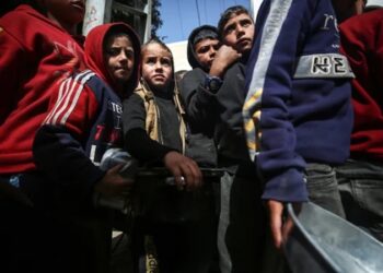 Niños mueren de hambre entre las ruinas de Gaza