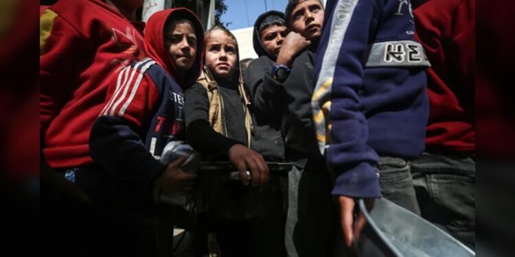 Niños mueren de hambre entre las ruinas de Gaza