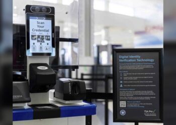 Verifican identidad de migrantes en Texas